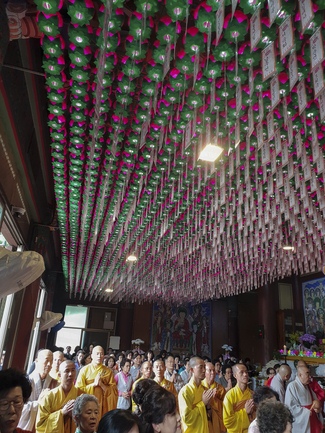 Partake in the Vesak Ceremony at Yonggungsa Cham Joeun Uri Temples